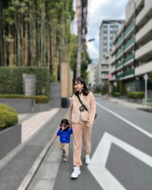 Reina Ikehata Instagram - 今年剩下一天了🧸好快喔⋯
全身穿了米色的衣服好像看起來熊一樣的呢🐻哈 
今年もあと1日で終わり🐻
珍しいベージュコーデで年末の買い出しです🎍