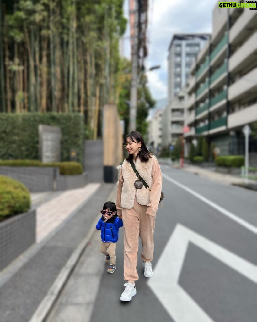 Reina Ikehata Instagram - 今年剩下一天了🧸好快喔⋯ 全身穿了米色的衣服好像看起來熊一樣的呢🐻哈 今年もあと1日で終わり🐻 珍しいベージュコーデで年末の買い出しです🎍