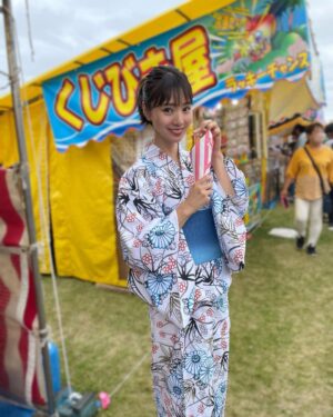 Reina Ikehata Instagram - 回到我老家北海道的釧路。
我這次帶著在浅草買的兒子們的好可愛衣服我和寶貝們一起參加了老家的祭典！
他們也第一次體驗祭典，好開心的樣子～我也大概10年多的時間沒去釧路的祭典呢！好懷念喔～～
哥哥穿的衣服是我這次新買的、弟弟穿的是37年前我爸爸在東京買的衣服。這次帶著爸爸買的衣服去一樣的店找看看、找到了一模一樣的東西我非常驚訝了！37年都沒變的傳統⋯好漂亮喔
久々に地元釧路に帰省しました。
今回、浅草で買った息子たちのお祭り衣装を持って、港まつりへ！
息子たちも初めてのお祭りに、大興奮！私も、10年ぶりくらいに参加できて、とっても懐かしく楽しい時間でした。
息子たちの可愛い衣装は、浅草の江戸一さんで買いました。
長男が着ているのは今回新しく買ったもので、次男が着ているのは私の父が37年前くらいに江戸一さんで買ったもの。37年前と今、柄も何もかも全く同じものがまだ売っていました。変わらない伝統文化って、素敵。

#男の子ママ
#男の子ママコーデ
#毛穴ケア
#美肌ケア
#エステサロン
#coordinate
#コーディネート
#男の子兄弟
#兄弟コーデ
#ママコーデ