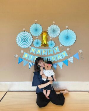 Reina Ikehata Instagram - 弟弟生日快樂
時間過得好快，連弟弟都是1歲了
非常感謝你們讓我當你們的媽媽
媽媽超級幸福的❤️
次男のバースデー🎂
あっという間に1歳だなんて、時間が過ぎるのは本当に早いなぁ。
私をあなたたちのママにしてくれてありがとう❤️
幸せよ☺️
#兄弟 #兄弟ママ #誕生日

#男の子ママ
#男の子ママコーデ
#毛穴ケア
#美肌ケア
#エステサロン
#coordinate
#コーディネート
#男の子兄弟
#兄弟コーデ
#ママコーデ