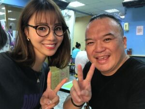 Reina Ikehata Instagram - 我六年前在台灣剛開始工作
第一個大的工作就是電視劇「美好年代」第一次拍戲壓力很大能遇到這麼溫暖愛笑的導演讓我很安心，能每天一起拍攝的那段時間就是我的「美好年代」
笑、哭、開心、難過⋯⋯都想念。太多回憶了。我絕對不會忘記一切。
明導，謝謝你給我這麼多美好的回憶。

6年前、私が台湾での活動をし始めた頃、初めて主演の1人として出演させて頂いた大きなテレビドラマ「美好年代」。
言葉もまだ不完全で、慣れない環境に押しつぶされそうなプレッシャーの中、温かく現場をサポートしてくれた監督。
毎日毎日、笑って泣いて過ごした日々は、私にとってまさに「美好年代（素晴らしい時代)」でした。
楽しい思い出も辛い思い出も、何もかもが忘れることは出来ない思い出です。
監督、素晴らしい日々を有難うございました。
御冥福をお祈りします。