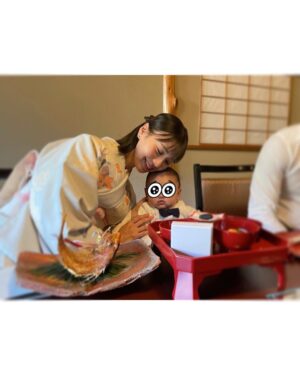 Reina Ikehata Instagram - 日本的習俗「Okuisome」
為了寶貝永遠吃得到東西、我們要做這個儀式🍴這次我們在日本蠻有名的豆腐店「Ukai」做。店裡很有歷史感、而前面看得到東京鐵塔🗼非常漂亮。推薦給大家！
お食い初めを。
長男は明治記念館さん、次男はとうふ屋うかいさんにて行いました☺️

#媽咪日常 #媽咪 #兄弟 #兄弟ママ #兄弟リンクコーデ #産後ダイエット #産後 #ママライフ  #まつ毛パーマ #まつ毛エクステ #フェイシャルエステ #做臉 #做臉護膚 #ピーリング #エステサロン #二児の母 #mommylife #mommy #お食い初め #とうふ屋うかい