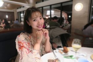 Reina Ikehata Instagram - 拍完確認照片時候才發現兒子貼在我手上的貼紙🤣
感謝你的禮物，媽媽非常非常開心的❤️
写真撮った後に気付いた手の甲のシール。息子が大好きなダイソーの車シール🚗(シールって、毎日どっかしらにくっついてるよね？笑)
ママにプレゼント、ありがとう❤️

👗→H&M

#媽咪日常 #媽咪 #兄弟 #兄弟ママ #兄弟リンクコーデ #産後ダイエット #産後 #ママライフ  #二児の母