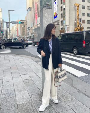 Reina Ikehata Instagram - 最近は次男が夜泣きをしており、寝不足で少々顔が疲れております😶
白なのにスッキリ見せてくれるスラックス、形が最高に綺麗🙆‍♀️色も最高🙆‍♀️
でも、口にいっぱい食べカスつけた息子に「ママ〜」って抱きつかれるとヒヤヒヤするやつです🥹
最近弟弟開始凌晨突然哭哭得起來一直大哭一直生氣🙃媽咪的表情看起來好累喔🤣哈
這個白色褲子、顏色款式都好看的
但是⋯媽咪好緊張吃完東西的兒子們回來抱著我的時侯呢😶‍🌫️哈 

#fashion #momofboys #momoftwoboys #mamafashion #momfashion #兄弟 #兄弟ママ #unitedarrows #beautyandyouth #greenlabelrelaxing