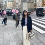 Reina Ikehata Instagram - 最近は次男が夜泣きをしており、寝不足で少々顔が疲れております😶 白なのにスッキリ見せてくれるスラックス、形が最高に綺麗🙆‍♀️色も最高🙆‍♀️ でも、口にいっぱい食べカスつけた息子に「ママ〜」って抱きつかれるとヒヤヒヤするやつです🥹 最近弟弟開始凌晨突然哭哭得起來一直大哭一直生氣🙃媽咪的表情看起來好累喔🤣哈 這個白色褲子、顏色款式都好看的 但是⋯媽咪好緊張吃完東西的兒子們回來抱著我的時侯呢😶‍🌫️哈 #fashion #momofboys #momoftwoboys #mamafashion #momfashion #兄弟 #兄弟ママ #unitedarrows #beautyandyouth #greenlabelrelaxing