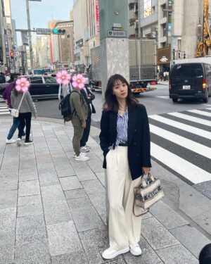 Reina Ikehata Instagram - 最近は次男が夜泣きをしており、寝不足で少々顔が疲れております😶
白なのにスッキリ見せてくれるスラックス、形が最高に綺麗🙆‍♀️色も最高🙆‍♀️
でも、口にいっぱい食べカスつけた息子に「ママ〜」って抱きつかれるとヒヤヒヤするやつです🥹
最近弟弟開始凌晨突然哭哭得起來一直大哭一直生氣🙃媽咪的表情看起來好累喔🤣哈
這個白色褲子、顏色款式都好看的
但是⋯媽咪好緊張吃完東西的兒子們回來抱著我的時侯呢😶‍🌫️哈 

#fashion #momofboys #momoftwoboys #mamafashion #momfashion #兄弟 #兄弟ママ #unitedarrows #beautyandyouth #greenlabelrelaxing