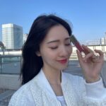 Reina Ikehata Instagram - 最近お気に入りのリップ ツヤ感と落ちにくさ、ティントなのに乾燥しにくくて良きです🙆‍♀️ 春っぽいピンクもいい感じ🌸 6番のカラーを愛用しています😌 まつ毛は黒マスカラはせず、今開発中の透明の保湿コーティング剤を！ まだまだ手直しが必要ですが、保湿効果、美容効果、ツヤ感束間が好みの感じに近付いてきていて、ワクワク🥺 最近愛用的口紅💄 SNIDEL的6號 亮度、保濕的效果 、發色感都好 想大家推薦的東西❤️ 睫毛膏的部分、沒用黑色的睫毛膏 現在我在做自己牌子的商品 就是透明的保養睫毛膏！還要繼續調整一下、但是目前擦過的感覺蠻好的🥰 好期待喔～～～ #睫毛膏 #美容 #美容液 #snidelbeauty #リップティント #ママの美容 #兄弟ママ #momofboys #momoftwoboys #boysmama #beauty #目の小ジワはスルーしてね