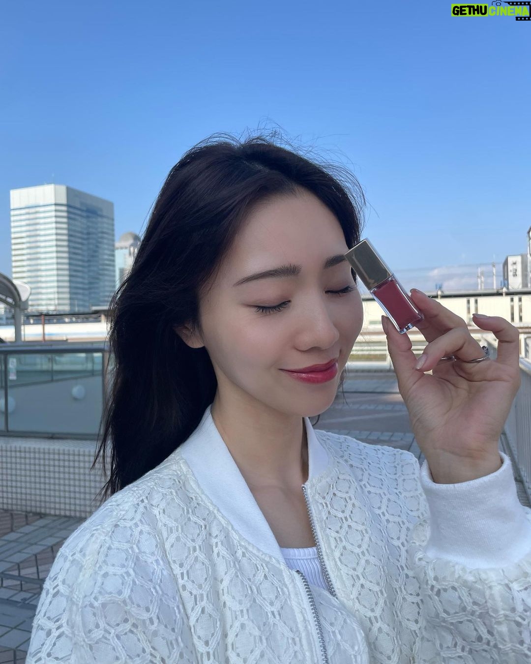 Reina Ikehata Instagram - 最近お気に入りのリップ ツヤ感と落ちにくさ、ティントなのに乾燥しにくくて良きです🙆♀️ 春っぽいピンクもいい感じ🌸 6番のカラーを愛用しています😌 まつ毛は黒マスカラはせず、今開発中の透明の保湿コーティング剤を! まだまだ手直しが必要ですが、保湿効果、美容効果、ツヤ感束間が好みの感じに近付いてきていて、ワクワク🥺 最近愛用的口紅💄 SNIDEL的6號 亮度、保濕的效果 、發色感都好 想大家推薦的東西❤️ 睫毛膏的部分、沒用黑色的睫毛膏 現在我在做自己牌子的商品 就是透明的保養睫毛膏!還要繼續調整一下、但是目前擦過的感覺蠻好的🥰 好期待喔~~~ #睫毛膏 #美容 #美容液 #snidelbeauty #リップティント #ママの美容 #兄弟ママ #momofboys #momoftwoboys #boysmama #beauty #目の小ジワはスルーしてね