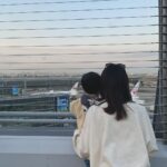 Reina Ikehata Instagram - 3～4年前的我每個月大概3～4次來羽田國際機場坐飛機飛來飛去。非常懷念那個時候的生活。 每個人問飛來飛去會不會好累？當然身體會累，但是飛機上想工作的事情自己的事情看劇本編輯YouTube等等，飛機上的那段時間蠻喜歡的呢😚 我的兒子們現在非常喜歡看飛機坐飛機，有空帶著他們一起來這裡玩。 雖然跟以前不一樣的目的來這裡，但蠻開心會來這裡喔🥲 希望今年能回去台灣。 毎月3.4回は羽田に来て台湾と日本を行き来していた生活がとっても懐かしい。楽しかったなぁ〜 飛行機移動大変じゃない？とよく聞かれたけど、確かに身体はボロボロでしたが飛行機の中で仕事の事や自分のことを考えたり台本を覚えたりYouTubeを編集したり…私は機内のあの時間が大好きでした☺️ 今は息子達が飛行機を見るのも乗るのも大好きで、たまに羽田空港に遊びに来ています✈️違う形でも来られて嬉しい。 今年はみんなで台湾に行けますように😌 #handm #hm #hmbaby #boys #boysmom