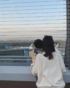 Reina Ikehata Instagram - 3～4年前的我每個月大概3～4次來羽田國際機場坐飛機飛來飛去。非常懷念那個時候的生活。 每個人問飛來飛去會不會好累？當然身體會累，但是飛機上想工作的事情自己的事情看劇本編輯YouTube等等，飛機上的那段時間蠻喜歡的呢😚 我的兒子們現在非常喜歡看飛機坐飛機，有空帶著他們一起來這裡玩。 雖然跟以前不一樣的目的來這裡，但蠻開心會來這裡喔🥲 希望今年能回去台灣。 毎月3.4回は羽田に来て台湾と日本を行き来していた生活がとっても懐かしい。楽しかったなぁ〜 飛行機移動大変じゃない？とよく聞かれたけど、確かに身体はボロボロでしたが飛行機の中で仕事の事や自分のことを考えたり台本を覚えたりYouTubeを編集したり…私は機内のあの時間が大好きでした☺️ 今は息子達が飛行機を見るのも乗るのも大好きで、たまに羽田空港に遊びに来ています✈️違う形でも来られて嬉しい。 今年はみんなで台湾に行けますように😌 #handm #hm #hmbaby #boys #boysmom