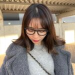 Reina Ikehata Instagram - 灰色氣氛 眼鏡項鍊都是搭配灰色的東西 今年再加入了maxmara短版大衣🐻 短版也好可愛喔‼︎ グレーファッションな日 メガネもネックレスも全てグレーカラーに。 今年はショートのテディも仲間入りし、大活躍です🧸 (全身写真撮る時、足のつま先あがりがち🤷‍♀️笑) #maxmara #maxmarateddybear