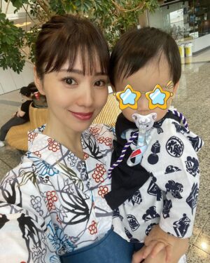 Reina Ikehata Instagram - 回到我老家北海道的釧路。
我這次帶著在浅草買的兒子們的好可愛衣服我和寶貝們一起參加了老家的祭典！
他們也第一次體驗祭典，好開心的樣子～我也大概10年多的時間沒去釧路的祭典呢！好懷念喔～～
哥哥穿的衣服是我這次新買的、弟弟穿的是37年前我爸爸在東京買的衣服。這次帶著爸爸買的衣服去一樣的店找看看、找到了一模一樣的東西我非常驚訝了！37年都沒變的傳統⋯好漂亮喔
久々に地元釧路に帰省しました。
今回、浅草で買った息子たちのお祭り衣装を持って、港まつりへ！
息子たちも初めてのお祭りに、大興奮！私も、10年ぶりくらいに参加できて、とっても懐かしく楽しい時間でした。
息子たちの可愛い衣装は、浅草の江戸一さんで買いました。
長男が着ているのは今回新しく買ったもので、次男が着ているのは私の父が37年前くらいに江戸一さんで買ったもの。37年前と今、柄も何もかも全く同じものがまだ売っていました。変わらない伝統文化って、素敵。

#男の子ママ
#男の子ママコーデ
#毛穴ケア
#美肌ケア
#エステサロン
#coordinate
#コーディネート
#男の子兄弟
#兄弟コーデ
#ママコーデ