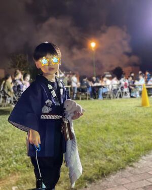 Reina Ikehata Instagram - 回到我老家北海道的釧路。
我這次帶著在浅草買的兒子們的好可愛衣服我和寶貝們一起參加了老家的祭典！
他們也第一次體驗祭典，好開心的樣子～我也大概10年多的時間沒去釧路的祭典呢！好懷念喔～～
哥哥穿的衣服是我這次新買的、弟弟穿的是37年前我爸爸在東京買的衣服。這次帶著爸爸買的衣服去一樣的店找看看、找到了一模一樣的東西我非常驚訝了！37年都沒變的傳統⋯好漂亮喔
久々に地元釧路に帰省しました。
今回、浅草で買った息子たちのお祭り衣装を持って、港まつりへ！
息子たちも初めてのお祭りに、大興奮！私も、10年ぶりくらいに参加できて、とっても懐かしく楽しい時間でした。
息子たちの可愛い衣装は、浅草の江戸一さんで買いました。
長男が着ているのは今回新しく買ったもので、次男が着ているのは私の父が37年前くらいに江戸一さんで買ったもの。37年前と今、柄も何もかも全く同じものがまだ売っていました。変わらない伝統文化って、素敵。

#男の子ママ
#男の子ママコーデ
#毛穴ケア
#美肌ケア
#エステサロン
#coordinate
#コーディネート
#男の子兄弟
#兄弟コーデ
#ママコーデ