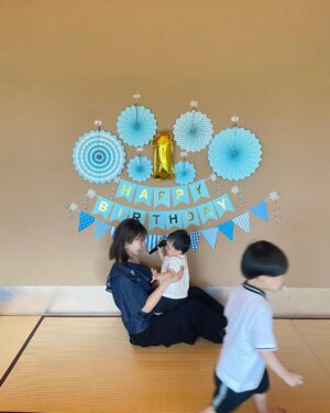 Reina Ikehata Instagram - 弟弟生日快樂
時間過得好快，連弟弟都是1歲了
非常感謝你們讓我當你們的媽媽
媽媽超級幸福的❤️
次男のバースデー🎂
あっという間に1歳だなんて、時間が過ぎるのは本当に早いなぁ。
私をあなたたちのママにしてくれてありがとう❤️
幸せよ☺️
#兄弟 #兄弟ママ #誕生日

#男の子ママ
#男の子ママコーデ
#毛穴ケア
#美肌ケア
#エステサロン
#coordinate
#コーディネート
#男の子兄弟
#兄弟コーデ
#ママコーデ