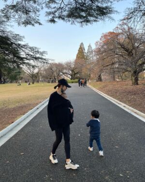 Reina Ikehata Instagram - 今天是日本人說的「好夫妻的日子」
感謝老公的幫忙🕺🏻
いい夫婦の日。
先日、秋晴れの中を旦那さんとお散歩したけど、息子たちとの写真しか撮ってない、そんな日常🍁
いつも、ありがとう😊

#媽咪日常 #媽咪 #兄弟 #兄弟ママ #兄弟リンクコーデ #産後ダイエット #産後 #ママライフ  #まつ毛パーマ #まつ毛エクステ #フェイシャルエステ #做臉 #做臉護膚 #ピーリング #エステサロン #二児の母 #mommylife #mommy