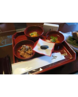 Reina Ikehata Instagram - 日本的習俗「Okuisome」
為了寶貝永遠吃得到東西、我們要做這個儀式🍴這次我們在日本蠻有名的豆腐店「Ukai」做。店裡很有歷史感、而前面看得到東京鐵塔🗼非常漂亮。推薦給大家！
お食い初めを。
長男は明治記念館さん、次男はとうふ屋うかいさんにて行いました☺️

#媽咪日常 #媽咪 #兄弟 #兄弟ママ #兄弟リンクコーデ #産後ダイエット #産後 #ママライフ  #まつ毛パーマ #まつ毛エクステ #フェイシャルエステ #做臉 #做臉護膚 #ピーリング #エステサロン #二児の母 #mommylife #mommy #お食い初め #とうふ屋うかい