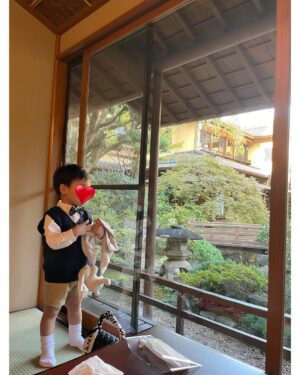Reina Ikehata Instagram - 日本的習俗「Okuisome」
為了寶貝永遠吃得到東西、我們要做這個儀式🍴這次我們在日本蠻有名的豆腐店「Ukai」做。店裡很有歷史感、而前面看得到東京鐵塔🗼非常漂亮。推薦給大家！
お食い初めを。
長男は明治記念館さん、次男はとうふ屋うかいさんにて行いました☺️

#媽咪日常 #媽咪 #兄弟 #兄弟ママ #兄弟リンクコーデ #産後ダイエット #産後 #ママライフ  #まつ毛パーマ #まつ毛エクステ #フェイシャルエステ #做臉 #做臉護膚 #ピーリング #エステサロン #二児の母 #mommylife #mommy #お食い初め #とうふ屋うかい