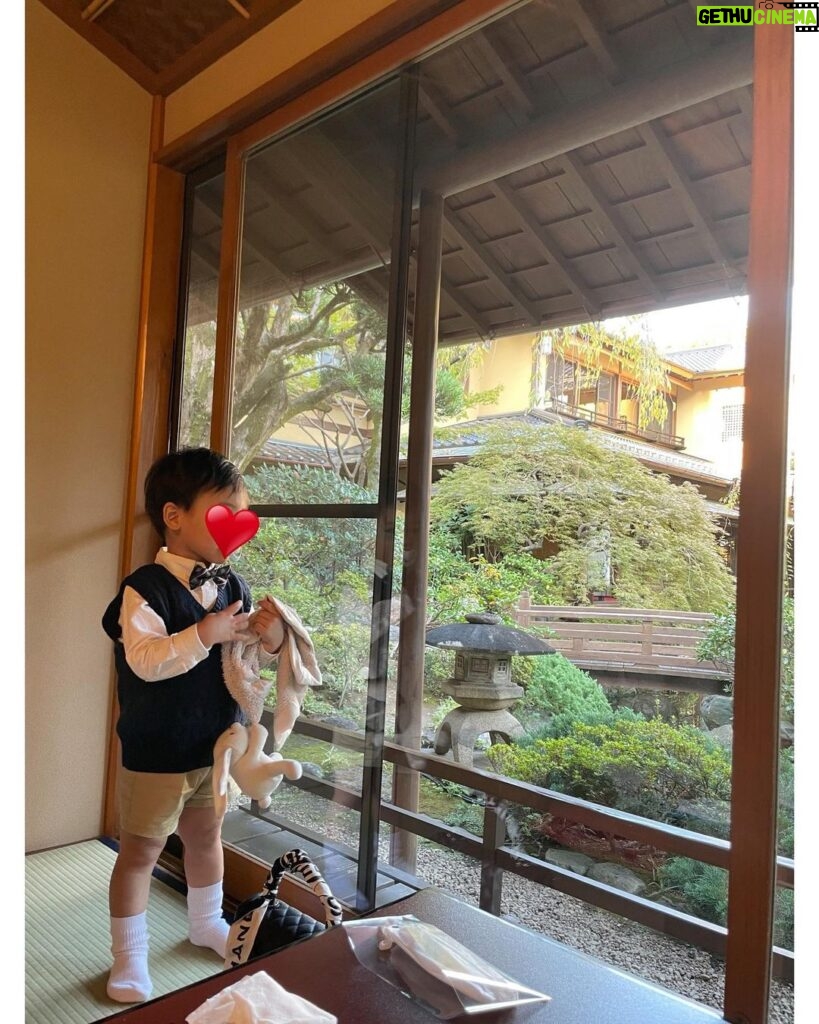Reina Ikehata Instagram - 日本的習俗「Okuisome」 為了寶貝永遠吃得到東西、我們要做這個儀式🍴這次我們在日本蠻有名的豆腐店「Ukai」做。店裡很有歷史感、而前面看得到東京鐵塔🗼非常漂亮。推薦給大家！ お食い初めを。 長男は明治記念館さん、次男はとうふ屋うかいさんにて行いました☺️ #媽咪日常 #媽咪 #兄弟 #兄弟ママ #兄弟リンクコーデ #産後ダイエット #産後 #ママライフ #まつ毛パーマ #まつ毛エクステ #フェイシャルエステ #做臉 #做臉護膚 #ピーリング #エステサロン #二児の母 #mommylife #mommy #お食い初め #とうふ屋うかい