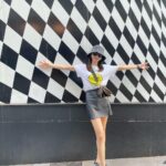 Reina Ikehata Instagram - 息子たちと一緒にスマイルTシャツ着ようとしたら「ミッキーが良い🐭」と言われて何故か私たちだけスマイルTシャツだったとある日。 夫婦ペアでスマイルTシャツ、ちょっと恥ずかしかった🤣 そして、息子のポージングは足が開きすぎて😂色々笑った愉快な1日でした🤣 和兒子們說「今天我們一起穿smile的T恤吧～」，他們說「我們不要、想要穿米奇的」⋯結果只我們夫妻一起穿smile的T恤🤣哈 在表參道穿這樣大家一起散步⋯有點害羞了😂 最近哥哥拍照的時候很會pose 看他的腳⋯很會開😂哈 #boymom #momofboys #momoftwoboys #momfashion #momlife #男の子ママ #兄弟ママ #経営者ママ #ママの毎日