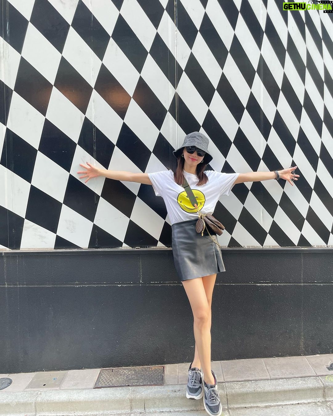 Reina Ikehata Instagram - 息子たちと一緒にスマイルTシャツ着ようとしたら「ミッキーが良い🐭」と言われて何故か私たちだけスマイルTシャツだったとある日。 夫婦ペアでスマイルTシャツ、ちょっと恥ずかしかった🤣 そして、息子のポージングは足が開きすぎて😂色々笑った愉快な1日でした🤣 和兒子們說「今天我們一起穿smile的T恤吧~」,他們說「我們不要、想要穿米奇的」⋯結果只我們夫妻一起穿smile的T恤🤣哈 在表參道穿這樣大家一起散步⋯有點害羞了😂 最近哥哥拍照的時候很會pose 看他的腳⋯很會開😂哈 #boymom #momofboys #momoftwoboys #momfashion #momlife #男の子ママ #兄弟ママ #経営者ママ #ママの毎日