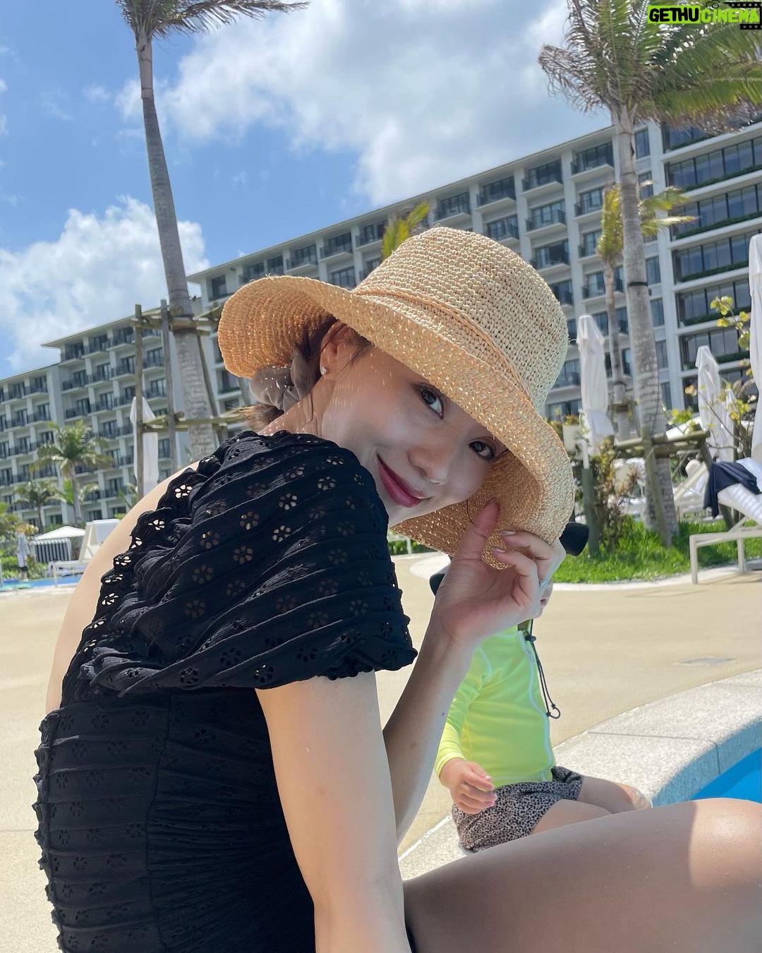 Reina Ikehata - 0.9K Likes - 先日、ちょっとだけ夏を先取りしてみたりしました🫣
主人に「背筋やばいね」と言われたけど、そうなのかな?😂普段自分じゃまじまじと見ないからわからないのだけど、、、確かに背筋トレーニングは頑張ってる🤣💪
還沒到夏天⋯先享受一下下🌴
老公說「你的背部怎麼這麼厲害」
自己不會常常看自己的背部所以我不知道厲不厲害😂但⋯其實我很努力練背部喔🤣💪
#momofboys #momoftwoboys #momlife #momfashion #兄弟ママ #男の子ママ #産後ダイエット #トレーニング女子