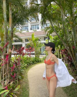 Reina Ikehata Instagram - 子供産んでからいつぶりだろうのビキニはとてつもない緊張感なのでした。
お腹に全神経を集中していた気がしますが、たまに着て気持ちも引き締めないとダメだなと思ったある日の休日です🫡
最近はトレーニングとピラティスに行く余裕が全くなくてしばらくおサボり状態だから、夏に向けて頑張らないと🫠
皆様一緒に頑張りましょう😭！！

生完2個小孩後好久沒穿比基尼，怎麼這麼緊張🤣全集中在我的肚子上。哈
但還是覺得偶爾要穿一下下，不然我的身材也會不緊張了🥹
最近忙著工作都沒時間好好去運動⋯夏天到了我們一起加油吧～😭

#momofboys #momoftwoboys #momfashion #diet #産後ダイエット #兄弟ママ #男の子ママ