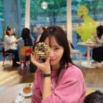 Reina Ikehata Instagram - 甘いもの大好き🍩 吃甜點的時間超級幸福🤣 #momofboys #momoftwoboys #momlife #momfashion #mombeauty #pinkfashion #pinkhair #pink #donuts #兄弟ママ #男の子ママ