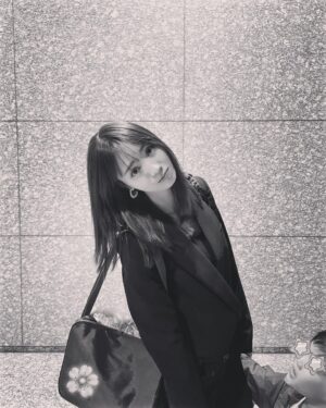 Reina Ikehata Instagram - 新年度が始まりました。
入園、入学、入社を迎えた皆様、おめでとうございます🌸
私も息子の新生活が始まり、3月末から4月初めはバタバタと過ごしておりました。まだ新生活のペースを掴めずにおります。毎朝お弁当何作ろう〜と朝からてんやわんやです😂
帰宅時にはこんな感じで疲れ切っており、目のクマはしばらく消えなさそうです🫣
とにかく体調には気をつけて、皆さん4月を乗り切りましょうね✊
大家最近過得怎麼樣呢～？
日本4月是新的年度開始的月
開學，入社等等⋯⋯祝大家新的開始快樂🌸
我也開始新的生活。⋯⋯累到這樣子🫠黑眼圈永遠不會不見的感覺呢😂
每天早上做兒子的便當送他去學校⋯我在上班的時候已經好想睡的🥹
不管如何身體健康大家一起加油吧～✊池端媽咪也加油加油✊
#兄弟ママ #momofboys #momoftwoboys #新生活 #入園式 #入社式