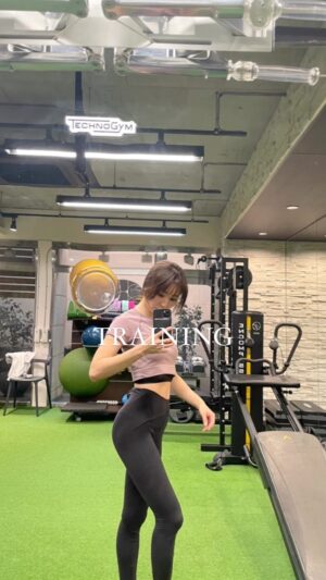 Reina Ikehata Instagram - 2人出産した身体にムチを🫠
40代に向けて、健康的で美しい身体づくりがしたい。
ちょっとずつ、時間を見つけてはトレーニングをして、体型を戻そうと頑張ってます🤰
トレーニングをした日はやっぱり1日中元気になるし、身体が軽くなります(^^)
ママの皆さん、子育て大変だけど一緒に頑張りましょう〜🥹✊
生完2個小孩後、身體都變了好多🫠
40歲的時候我想要健康的美麗🫢
所以媽咪很努力的找時間去運動，運動完了後精神狀態非常好！還是很喜歡運動的☺️
希望40歲的我是有腹肌的媽咪🤣

#トレーニング女子 #トレーニング #産後ダイエット #momofboys #momoftwoboys #momfashion #momtraining #training #兄弟ママ #産後太り #ダイエット