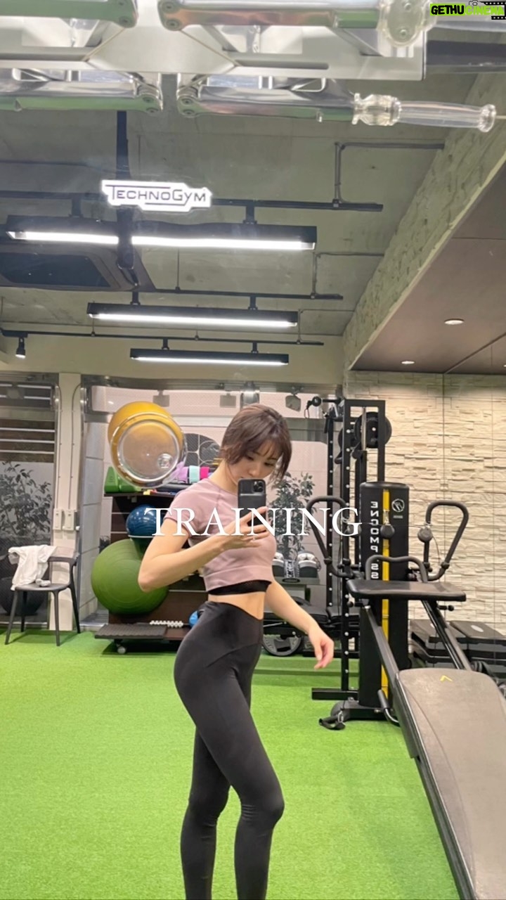 Reina Ikehata - 1K Likes - 2人出産した身体にムチを🫠
40代に向けて、健康的で美しい身体づくりがしたい。
ちょっとずつ、時間を見つけてはトレーニングをして、体型を戻そうと頑張ってます🤰
トレーニングをした日はやっぱり1日中元気になるし、身体が軽くなります(^^)
ママの皆さん、子育て大変だけど一緒に頑張りましょう〜🥹✊
生完2個小孩後、身體都變了好多🫠
40歲的時候我想要健康的美麗🫢
所以媽咪很努力的找時間去運動,運動完了後精神狀態非常好!還是很喜歡運動的☺️
希望40歲的我是有腹肌的媽咪🤣
#トレーニング女子 #トレーニング #産後ダイエット #momofboys #momoftwoboys #momfashion #momtraining #training #兄弟ママ #産後太り #ダイエット