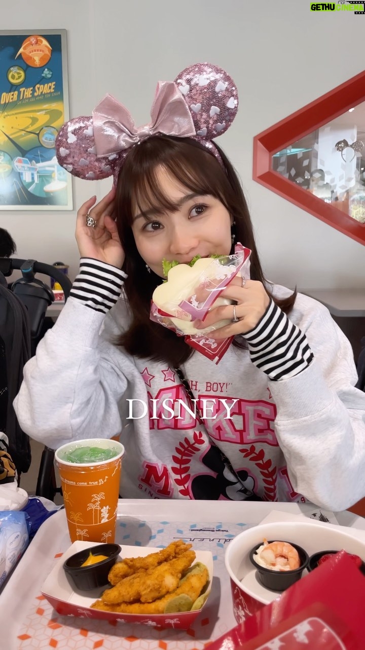 Reina Ikehata Instagram - いつぶりだろうのディズニーランド🐭 みんなでミッキーのお洋服来てお友達親子と行ってきました! ディズニーの服はH&Mが充実してて、かわいかった☺️ 好久沒去的LAND🐭 上次志友來的時候一起去SEA!LAND是比較年輕風、所以適合和弟弟一起去呢🥰 disney的衣服在H &M買的!它們有好多disney的衣服,都好看喔❤️ #disney #disneyland #momfashion #disneyfashion #momofboys #momoftwoboys #boysfashion #boys #ママファッション #hm #hmkids