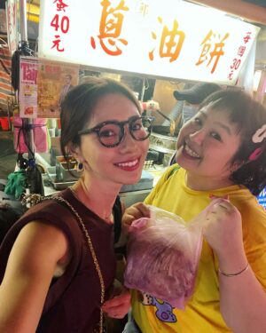 Reina Ikehata Instagram - 這次一定要非常感謝大文 @dawendesu
忙著工作中陪我們去很多地方。
第一次和兒子兩人一起回台北，3歲的男孩子真的真的很有活力的🤣
有她真的真的真的放心了好多😭
雖然這次的台北時間都沒時間好好去哪裡玩吃飯、但和她一起過的時間就是讓我想到好多好多以前美好的時刻呢🥺
感謝妳8年前認識到現在一直在我的人生裡。love❤️馬上在台北見喔！

今回の台湾は、本当に本当に大親友の大文に感謝。
初めての息子と2人での台湾、3歳の息子は本当に元気で元気で元気で🤣
忙しい仕事の合間をぬって一緒に色々と付き合ってくれて、本当に助かったよ〜😢夜市にしか行けず、ご飯屋さんにも行けなかったけど笑　大文と一緒に台湾の街を歩いているだけで昔のこと沢山思い出した🥺
8年前のドラマ撮影で出会ってから今まで、ずっとずっとそばにいてくれた大切な存在。
本当に有難う🩶またすぐ台湾でね🩶

#台湾 #台北 #taiwan #taipei