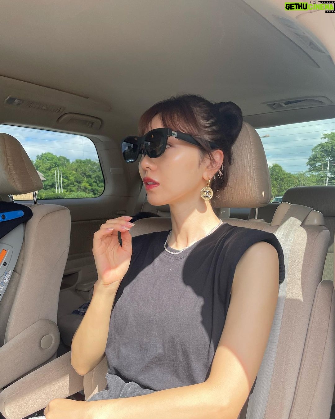 Reina Ikehata Instagram - 移動が多い私にと、主人がくれたXREAL AirとBeam。 時代の進化にただただ衝撃、、、、、 毎週のように飛行機に乗って移動していた5年前に出会いたかった🥹 因為我工作的關係經常去很多地方,所以老公給我這個非常厲害的東西XREAL Air….. 5年前每週坐飛機飛來飛去的時候有它的話多麼開心呢....🥹 #XREAL #XREALBeam #xrealとの旅 #momofboys #momoftwoboys #momfashion #男の子ママ #兄弟ママ #ママ経営者 #女性経営者