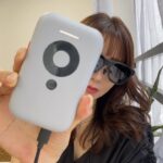 Reina Ikehata Instagram - 移動が多い私にと、主人がくれたXREAL AirとBeam。 時代の進化にただただ衝撃、、、、、 毎週のように飛行機に乗って移動していた5年前に出会いたかった🥹 因為我工作的關係經常去很多地方，所以老公給我這個非常厲害的東西XREAL Air….. 5年前每週坐飛機飛來飛去的時候有它的話多麼開心呢....🥹 #XREAL #XREALBeam #xrealとの旅 #momofboys #momoftwoboys #momfashion #男の子ママ #兄弟ママ #ママ経営者 #女性経営者