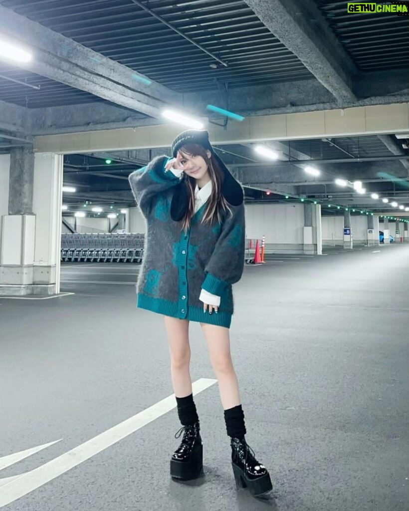 Reina Tanaka Instagram - . このニット色合い可愛い💚🩶 帽子に耳ついとうやつハマり中です🐰🐱 この靴履きすぎて 厚底の部分が外れてきた🤣 新しいの買わんと🥲 軽くて高低差ない厚底どこかにないかなー？？😵‍💫💭⸒⸒ ・‥…━━━☞・‥…━━━☞ #れーなこーで #EVRIS