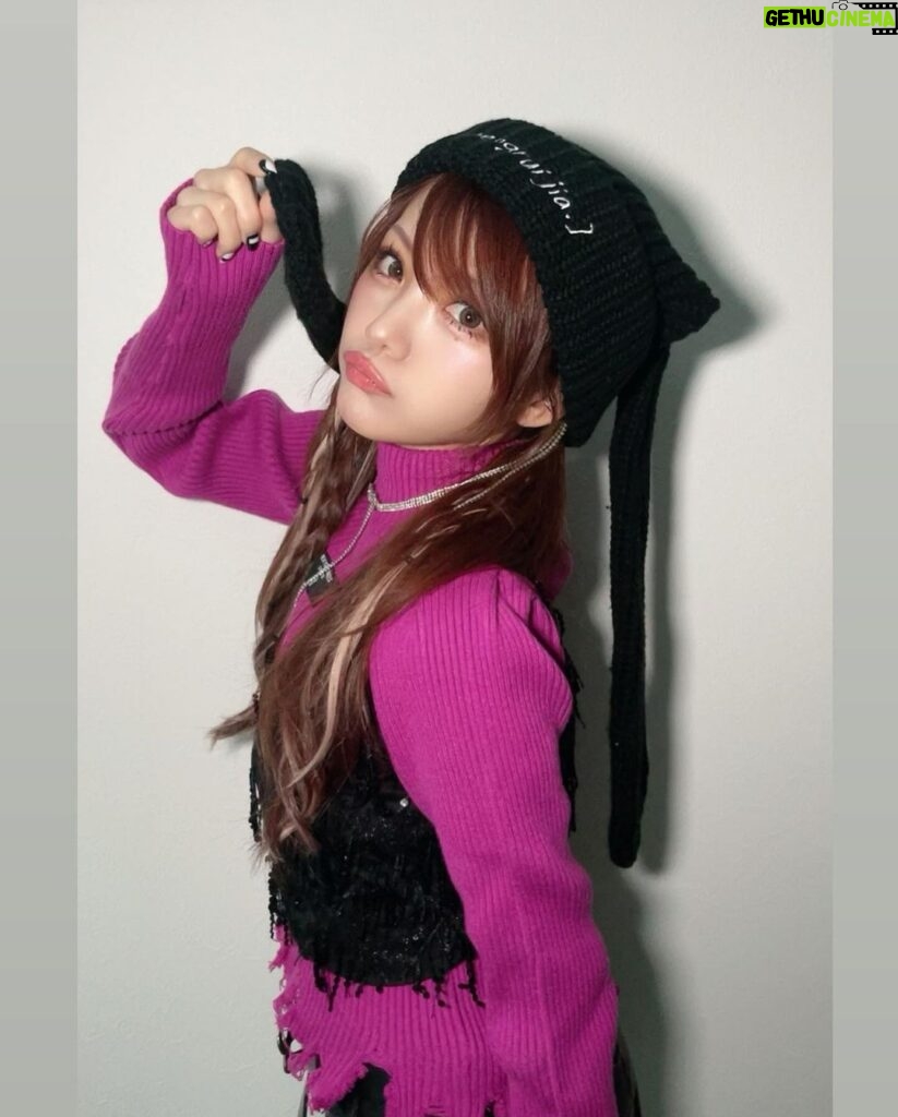 Reina Tanaka Instagram - . きのうのAbemaTVクロクル生放送のとき着ていた服です💜🩷 コメントくださった方ありがとうございました♡ スケスケのニーハイ靴下 めずらしいやろ？🥰 ちょっとはセクシー田中に なれてましたか？？😏…🤫💕 ・‥…━━━☞・‥…━━━☞ #れーなこーで #SPIRALGIRL #ZARA #ニーハイ #ニット帽コーデ