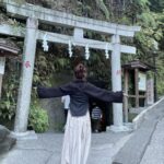 Reina Tanaka Instagram - . 銭洗弁財天宇賀福神社に行きました⛩ 初めて行ったけど お金を水につけるって斬新🫣 破けんか心配になったけど全然大丈夫やし 乾くのも思ったより早かった😳✨️ 金運アップするかな〜???😍 ・‥…━━━☞・‥…━━━☞ #れーなこーで #自分の中では神社コーデ #ezick #SPIRALGIRL #銭洗弁財天宇賀福神社 #銭洗弁天 #神社巡り