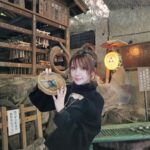 Reina Tanaka Instagram - . 銭洗弁財天宇賀福神社に行きました⛩ 初めて行ったけど お金を水につけるって斬新🫣 破けんか心配になったけど全然大丈夫やし 乾くのも思ったより早かった😳✨️ 金運アップするかな〜???😍 ・‥…━━━☞・‥…━━━☞ #れーなこーで #自分の中では神社コーデ #ezick #SPIRALGIRL #銭洗弁財天宇賀福神社 #銭洗弁天 #神社巡り
