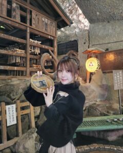 Reina Tanaka Instagram - . 銭洗弁財天宇賀福神社に行きました⛩ 初めて行ったけど お金を水につけるって斬新🫣 破けんか心配になったけど全然大丈夫やし 乾くのも思ったより早かった😳✨️ 金運アップするかな〜???😍 ・‥…━━━☞・‥…━━━☞ #れーなこーで #自分の中では神社コーデ #ezick #SPIRALGIRL #銭洗弁財天宇賀福神社 #銭洗弁天 #神社巡り