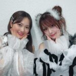 Reina Tanaka Instagram - . きのう、あかねちゃんと ちさきちゃんと撮ったよ💕😉 あかねちゃんは昔は緊張しとったのか全く話しかけてくれんやったけど、今では自分から写真撮りたいですって言ってくれたり 髪型がふしぎ遊戯の美朱ちゃんみたいで可愛いですって言ってくれたりするようになったとよ🥰嬉しい!! ちさきちゃんは、こんな長い時間初めて一緒おったっちゃけど勝手に話しかけられたくないオーラある子とゆーか 人見知りなのかなー？とか思ったけどスタッフさんと話しよう姿見ると めっちゃ元気で明るいし思ったより、ちゃんと声出して喋るし←(笑) 一緒に差し入れのお菓子選んだりもしたし、写真もね ちさきちゃんから撮りたいですって言ってくれたと🩷 きのうで印象がガラッと変わりました😌❣️ てゆーかさ自分で言うのもなんやけど 今回のれーなの衣装めちゃくちゃかわいくない？！🥹 超お気に入り!!! これで終わるのもったいない😭 ・‥…━━━☞・‥…━━━☞ #羽賀朱音 #森戸知沙希 #田中れいな #モーニング娘