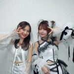 Reina Tanaka Instagram - . きのう、あかねちゃんと ちさきちゃんと撮ったよ💕😉 あかねちゃんは昔は緊張しとったのか全く話しかけてくれんやったけど、今では自分から写真撮りたいですって言ってくれたり 髪型がふしぎ遊戯の美朱ちゃんみたいで可愛いですって言ってくれたりするようになったとよ🥰嬉しい!! ちさきちゃんは、こんな長い時間初めて一緒おったっちゃけど勝手に話しかけられたくないオーラある子とゆーか 人見知りなのかなー？とか思ったけどスタッフさんと話しよう姿見ると めっちゃ元気で明るいし思ったより、ちゃんと声出して喋るし←(笑) 一緒に差し入れのお菓子選んだりもしたし、写真もね ちさきちゃんから撮りたいですって言ってくれたと🩷 きのうで印象がガラッと変わりました😌❣️ てゆーかさ自分で言うのもなんやけど 今回のれーなの衣装めちゃくちゃかわいくない？！🥹 超お気に入り!!! これで終わるのもったいない😭 ・‥…━━━☞・‥…━━━☞ #羽賀朱音 #森戸知沙希 #田中れいな #モーニング娘