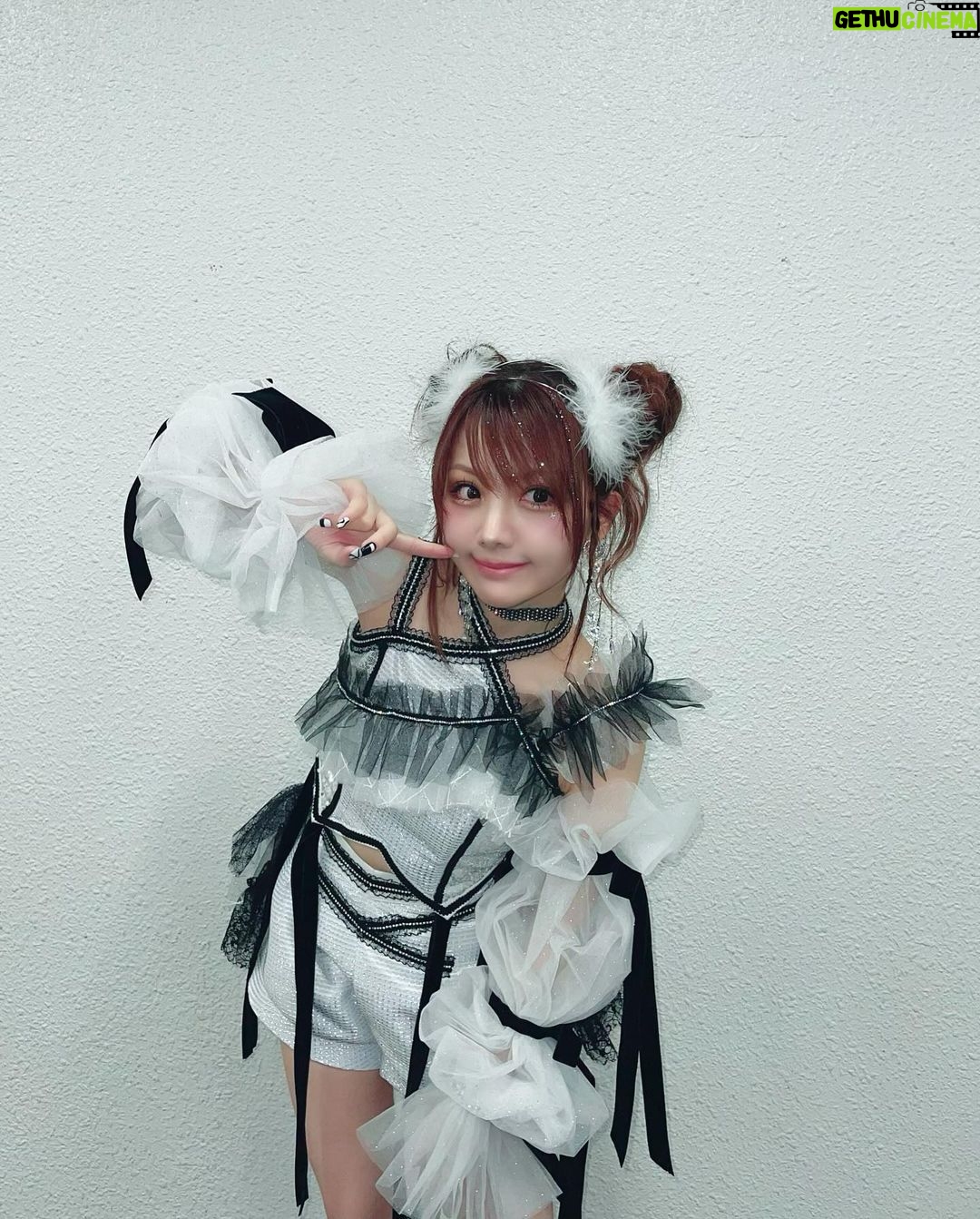 Reina Tanaka Instagram - . 今日はモーニング娘。'23のライブに ゲスト出演してきました🎤✧ 感想は本当に終わるのが秒で まだまだステージおりたかったな〜💭⸒⸒って感じです🤭🩵 横アリって こんなに広かったっけー?って昔の記憶を頑張って思い出しながら(いつも通り思い出せんやったけどw)楽しみながら歌って踊ってました💃 シャボン玉も楽しかったし、おとめ組。も 半分本物のメンバーで出来たのも嬉しかったし 彼と一緒にお店がしたいも、わちゃわちゃして楽しかったな❤️ 来てくださったみなさん ありがとうございました🩷 明日は、いよいよふくちゃんの卒業です🎓💐 みんなで見届けましょう💓💓💓 ・‥…━━━☞・‥…━━━☞ #モーニング娘 #モーニング娘23 #田中れいな