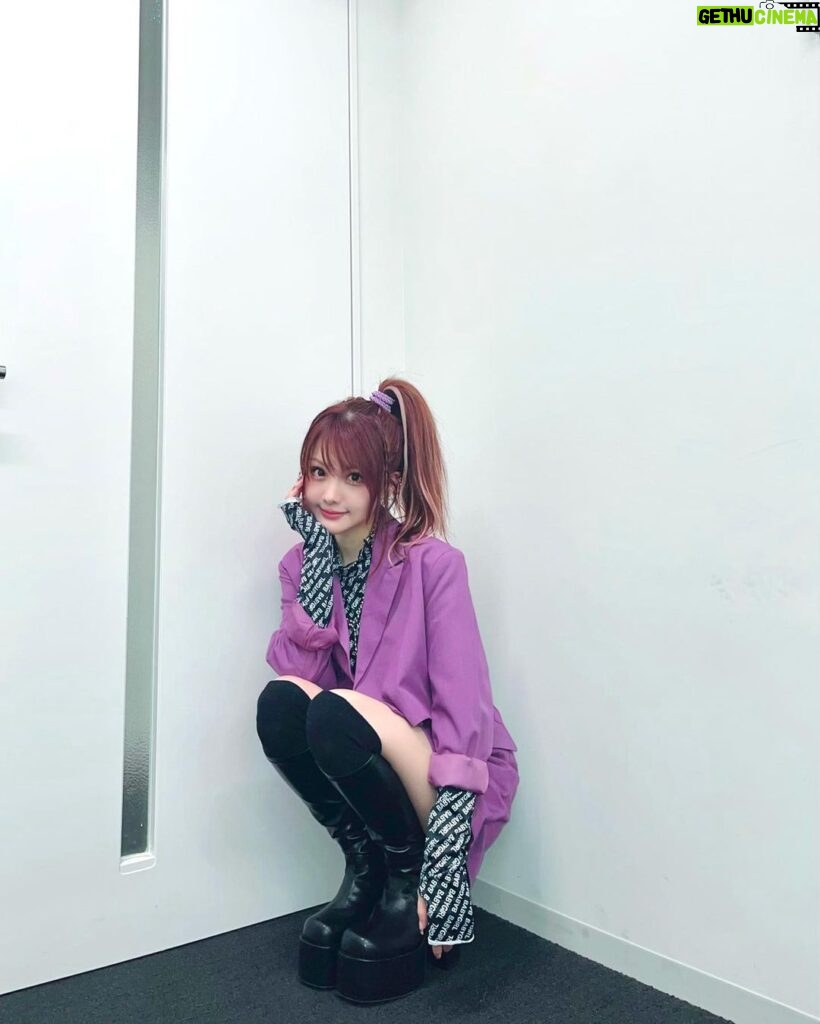 Reina Tanaka Instagram - . 紫のスーツのセットアップって 珍しくてかわいくない？😍💜 新しく買ったブーツは 足が綺麗に見えるし 結構厚底高いけど 前と後ろの高低差少なくて良い︎👍🏻 ̖́-💕 そしてピンクメッシュのエクステを いつもよりたくさん入れてもらったら ヘアアレンジした時たくさん見えて嬉しい♡ @lapis_kazuya ・‥…━━━☞・‥…━━━☞ #れーなこーで #セットアップ #パープルコーデ #evris #EMODA