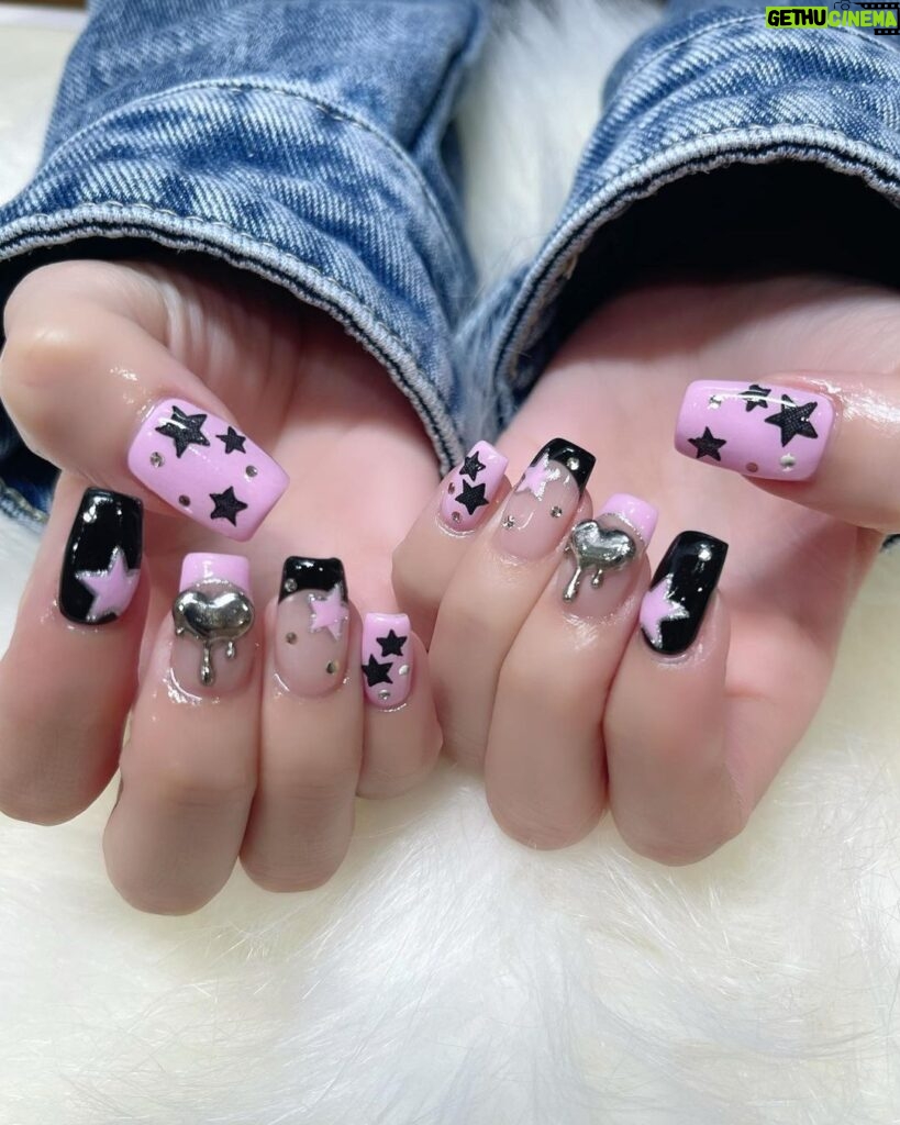 Reina Tanaka Instagram - . 最近ネイル載せてなかった🫣💦 最近の私の爪はこんな感じでした🩷 @lapis_manami さん いつもありがとうございます🩵 ・‥…━━━☞・‥…━━━☞ #れーなネイル #ピンクネイル #星ネイル #キラキラネイル #ネイルデザイン