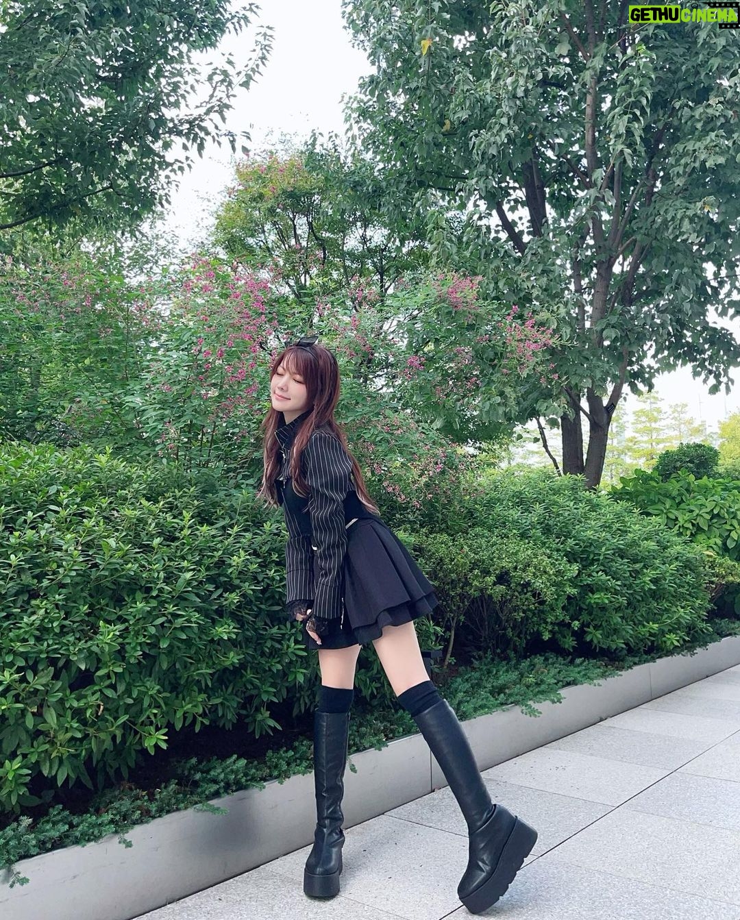 Reina Tanaka Instagram - . このスカートはRadyさんのモデルさせて頂いた時にしたフィッティングの時に出会ったスカートで 低身長向けに作られとうブランドらしいよ!! 153cmで れーなはSサイズの長さが好みでした✧︎(🕶) めちゃくちゃミニで履きたかったらXSで いいかもね⸜♥⃜⸝ ・‥…━━━☞・‥…━━━☞ #れーなこーで #ミシェルマカロン #michellmacaron #低身長コーデ #低身長ファッション