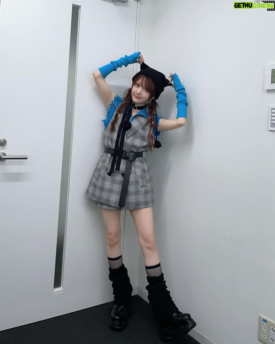 Reina Tanaka Instagram - . AbemaTVの生放送の服は、こんな感じでした🩵 きのう見てくれた方・コメントくれた方 ありがとうございました💓💓💓 クロちゃんに「ハロウィンみたい🎃」って言われたけど 絶対帽子だけで言われたよね🤭 はっぴーはろうぃん👾↝ ・‥…━━━☞・‥…━━━☞ #rady #厚底スニーカー #ENVYM #セットアップ #SHEIN #jouetie #れーなこーで