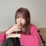 Reina Tanaka Instagram - . 滋賀おるとき、アイメイク終わったタイミングで朝ごはんにサラダパン食べました🍞✨️ 口紅塗ってないと、れーなってこんなに顔色悪いとよ(*´艸`) まだパジャマです😇 サラダパンはね細かく刻んだたくあんをマヨネーズと醤油で和えたやつがコッペパンに挟まっとって なんかクセになりそうなお味でした💗 ・‥…━━━☞・‥…━━━☞ #滋賀名物 #サラダパン #滋賀グルメ