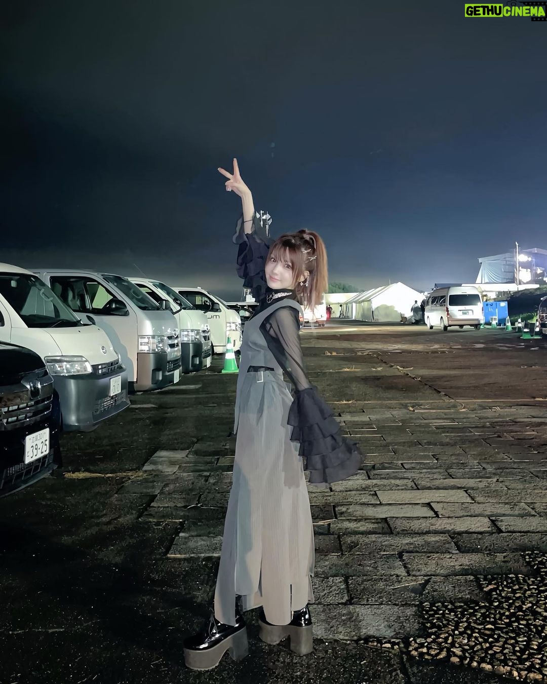 Reina Tanaka Instagram - . この服 めちゃくちゃお気に入りで 色違いでも買いました🩶🩶🩶 形がとっってもかわいい🫶🏻💕 ウエストもあるように見える形のスカートやし、いつもより着痩せ出来るセットアップです! 男性のスタッフさんに 「スカート、車の洗車のやつみたい」って言われて 例えがおじさんだなと思いました。笑 中のシースルーは 袖がグレーと黒でボリューム出されとって とっってもかわいい❤️ ・‥…━━━☞・‥…━━━☞ #れーなこーで #musubore #labelleEtude @musubore_official @labelleetude_official