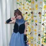 Reina Tanaka Instagram – .
ピエールエルメ25周年アニバーサリーパーティーに行ってきました🤍

25周年ってハロプロと一緒だ😍

なんかねこういうパーティー初めて行ったけどゴシップガールに出てきそうな感じでダンサーさんがお立ち台みたいなのに上がって踊ったり
木🌳から手足生えとったり(人が木のコスプレ?みたいな！笑)
日本ではなかなかなさそうなイメージのパーティーで 
ドキワクしました🤭 

真ん中からシェフ達が行進してきたりね！！👨‍🍳👨‍🍳👨‍🍳👨‍🍳

こんな所でシャンパン飲めたらカッコイイっちゃろうけど、れーなはぶどうジュースで🍇

ピエールエルメは、れーながマカロン食べられるようになったきっかけのお店やんね☺️💓
#🍪
貴重な体験でした❤️

※ちょうど今ゴシップガール見ようけん(3回目。笑)タイムリーな感じで嬉しかった💕

パーティーに着て行った洋服は
可愛くておしゃれな服がたくさんある、  @labelleetude_official 🩵です！
・‥…━━━☞・‥…━━━☞
#れーなこーで
#ピエールエルメ #ピエールエルメ
#25周年 #pierreherme 
#ラベルエチュード #labelleEtude