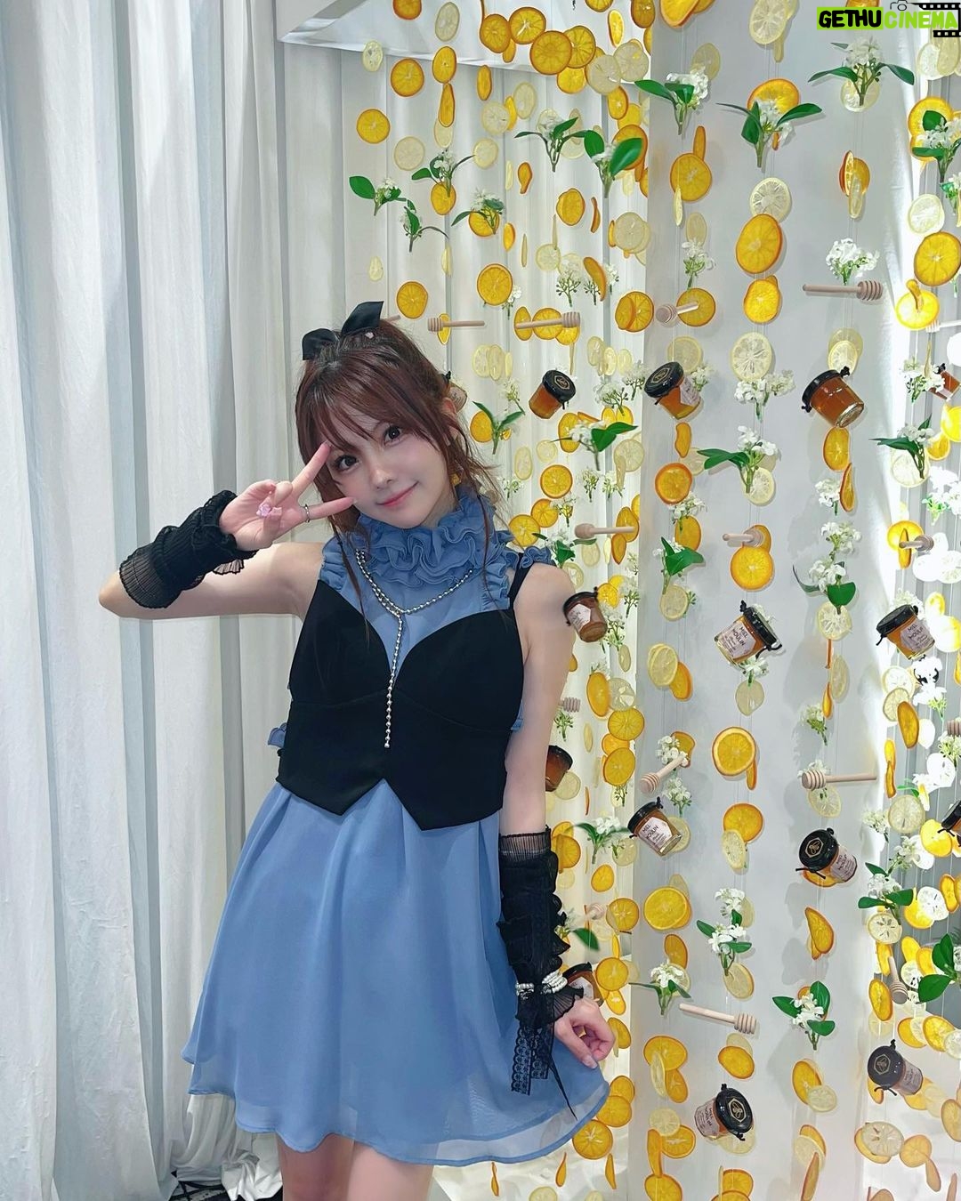 Reina Tanaka Instagram - . ピエールエルメ25周年アニバーサリーパーティーに行ってきました🤍 25周年ってハロプロと一緒だ😍 なんかねこういうパーティー初めて行ったけどゴシップガールに出てきそうな感じでダンサーさんがお立ち台みたいなのに上がって踊ったり 木🌳から手足生えとったり(人が木のコスプレ?みたいな!笑) 日本ではなかなかなさそうなイメージのパーティーで ドキワクしました🤭 真ん中からシェフ達が行進してきたりね!!👨🍳👨🍳👨🍳👨🍳 こんな所でシャンパン飲めたらカッコイイっちゃろうけど、れーなはぶどうジュースで🍇 ピエールエルメは、れーながマカロン食べられるようになったきっかけのお店やんね☺️💓 #🍪 貴重な体験でした❤️ ※ちょうど今ゴシップガール見ようけん(3回目。笑)タイムリーな感じで嬉しかった💕 パーティーに着て行った洋服は 可愛くておしゃれな服がたくさんある、 @labelleetude_official 🩵です! ・‥…━━━☞・‥…━━━☞ #れーなこーで #ピエールエルメ #ピエールエルメ #25周年 #pierreherme #ラベルエチュード #labelleEtude